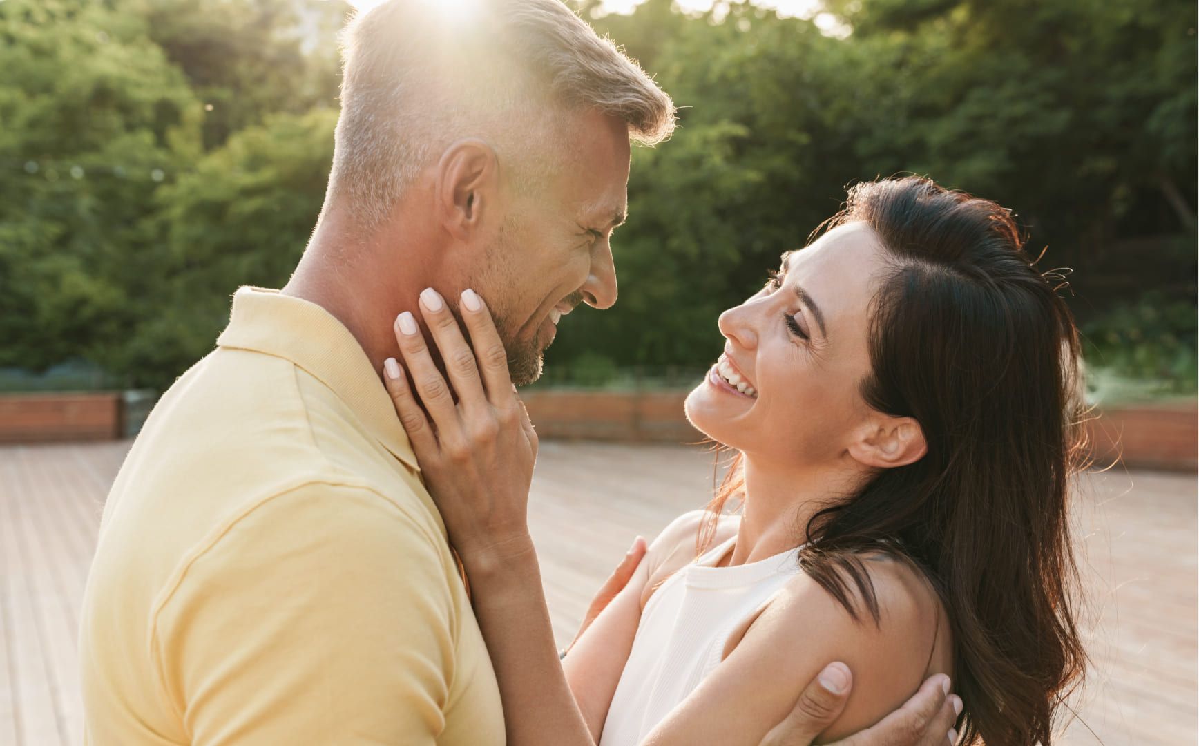 Glückliches Pärchen lächelt sich an