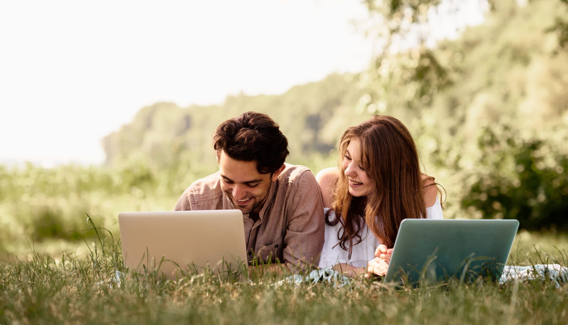 Braunhaariges Paar liegen glücklich auf einer Wiese